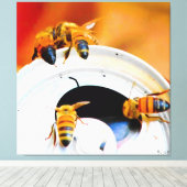 Bijen op een blikje frisdrank canvas afdruk (Insitu (Houten vloer))