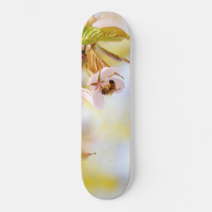 Bijen op een Cherry Flower Skateboard