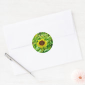 Bijen op gele zonnebloem ronde sticker (Envelop)