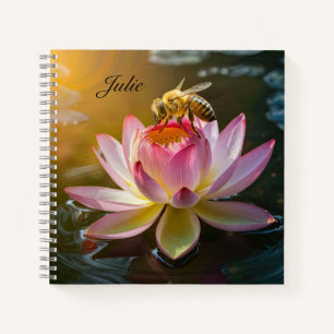 Bijen op Lotus Bloem Gepersonaliseerd Notitieboek
