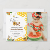 Bijendag geel honingbij eerste meisje verjaardagsf kaart (Voorkant)