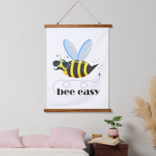 Bijenkarakter met snor zonnebril Bee Easy Hangend Wandkleed