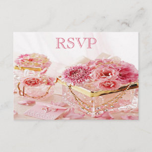 Bijoux, boîtes et fleurs roses RSVP