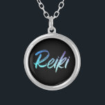 Bijoux de guérisseur de Reiki de *~* avec<br><div class="desc">collier de *Round avec un arrière - plan noir avec le mot "Reiki" dans une conception au néon iridescente de gradient. Le mot "Reiki" est en grande partie turquoise avec quelques secteurs de gradient qui sont pourpres. * Les maîtres de Reiki, les praticiens de Reiki et les étudiants de Reiki...</div>