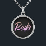 Bijoux de Reiki de *~* avec le texte rose de<br><div class="desc">collier de *Round avec un arrière - plan noir avec le mot "Reiki" dans un texte rose iridescent design.* Les maîtres de Reiki, les praticiens de Reiki et les étudiants de Reiki ne seront pas les seuls dessinés à ce collier extraordinaire. Cette petite beauté fera un grand cadeau à quelqu'un...</div>