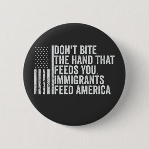 Bijt niet op de hand die je Amerikaans voedt Ronde Button 5,7 Cm