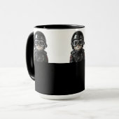 Biker Cat, Katze mit Motorradkleidung und Helm Mok (Voorkant links)