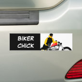 BIKER CHICK zit op haar motorfiets Bumpersticker (Op auto)