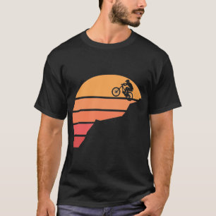 Biking van de bergen in de suspensie t-shirt