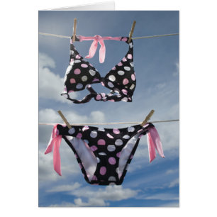 Bikini accrochant sur une corde à  linge