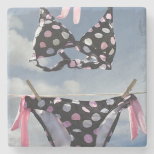 Bikini die op een lijn hangt stenen onderzetter