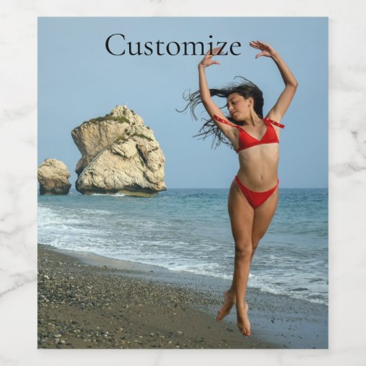 Bikini Model Dansend Thunder_Cove Wijn Etiket (Enkel label)