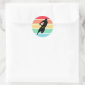 Bikken van de bergen op de regenboogstrips van de  ronde sticker (Tas)