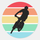 Bikken van de bergen op de regenboogstrips van de  ronde sticker (Voorkant)