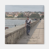 Bilbao Spanje | Toerist die rond de haven loopt Magneet (Voorkant)