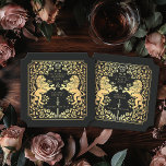 Billet Mariage d'épée médiévale Black Royal Lion<br><div class="desc">Ajoutez du charme royal à votre paysage de table ! Ces dessous de verre de mariage personnalisés sont dotés d'un majestueux lion et d'un design floral avec vos noms et monogramme, le tout en or luxueux contre un arrière - plan noir. Parfait pour une fête d'imaginaire médiévale avec une élégance...</div>