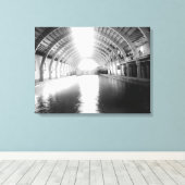 Binnenzijde van de grootste Plunge Bath Canvas Afdruk (Insitu (Houten vloer))