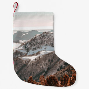 BIRD-EYE UITZICHT VAN SNEEUWGEDEKT MOUNTAIN ONDER  KLEINE KERSTSOK