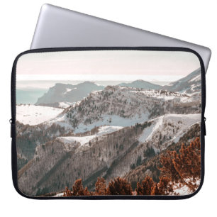 BIRD-EYE UITZICHT VAN SNEEUWGEDEKT MOUNTAIN ONDER LAPTOP SLEEVE