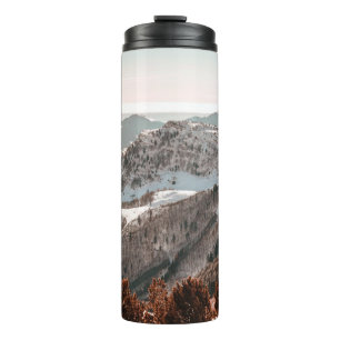 BIRD-EYE UITZICHT VAN SNEEUWGEDEKT MOUNTAIN ONDER THERMOSBEKER