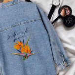 Bird of Paradise Flowers Bridesmaid Nom<br><div class="desc">Veste en denim Bridesmaid avec orange, oiseau de paradis fleurs design et personnalisation. Le texte et l'image des fleurs exotiques est à l'arrière. Le texte "Bridesmaid" est en bleu foncé avec une place pour son nom en-dessous. Fleurs orange vif aux feuilles bleu foncé et vert font un design audacieux et...</div>