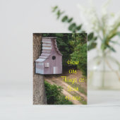 Birdhouse de cèdre sur une carte postale d'arbre - (Debout devant)