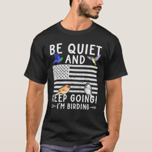Birdwatcher is stil en houdt de boze vogel uit de t-shirt