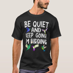 Birdwatcher is stil en houdt de boze vogel uit de  t-shirt