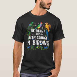 Birdwatcher is stil en houdt de boze vogel uit de t-shirt