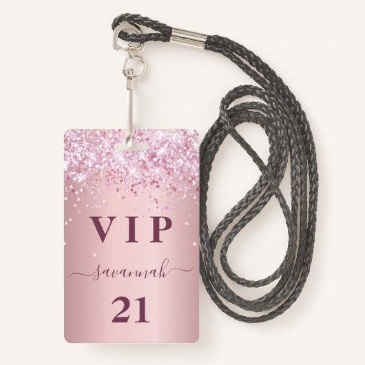 Birthday blush roze glitter stofnaam vip badge (Voorkant met draagriem)