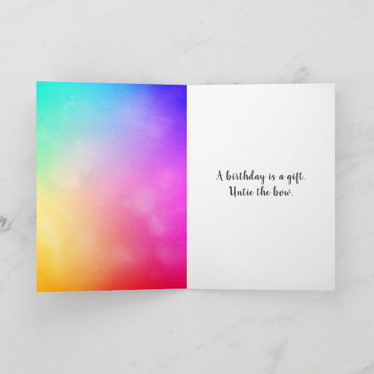 Birthday Bow met Daisy op regenboog Abstract Kaart (Binnen)