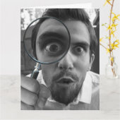 BIRTHDAY FUNNY JE ZIET UIT DE FIJNE MAGNIFYING GLA KAART (Gele Bloem)