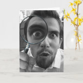 BIRTHDAY FUNNY JE ZIET UIT DE FIJNE MAGNIFYING GLA KAART (Gele Bloem)