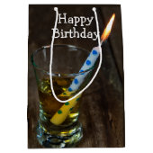 Birthday Kandle in Whiskey Glass Medium Gift Bag Medium Cadeauzakje (Voorkant)