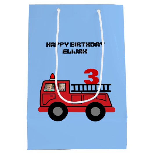 Birthday Kind Red Fire Truck - Aangepaste foto Medium Cadeauzakje (Achterkant)