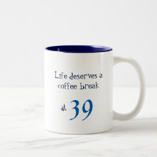 Birthday Life verdient een koffie Break Blue Tweekleurige Koffiemok