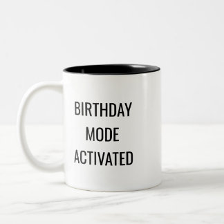 Birthday Mode Activated Funny Mug – Birthday Gift Tweekleurige Koffiemok