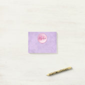 Birthday Monogram - Naam en leeftijd op een roze c Post-it® Notes (Op bureau)