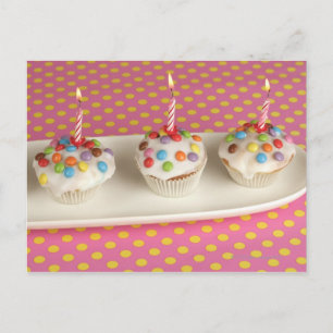 Birthday-muffins met ijsvorming, sproeiers en spro briefkaart