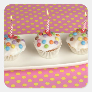 Birthday-muffins met ijsvorming, sproeiers en spro vierkante sticker