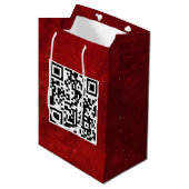 Birthday QR-code op rood leder Medium Cadeauzakje (Voorkant Gekanteld)
