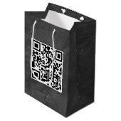 Birthday QR-code op zwart leder Medium Cadeauzakje (Voorkant Gekanteld)