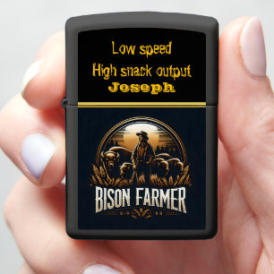 Bison Farmer staat trots tussen zijn kudde in de s