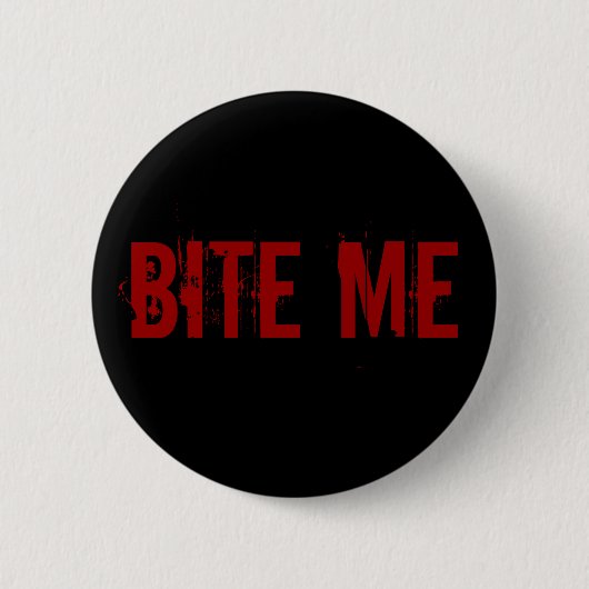 BITE ME RONDE BUTTON 5,7 CM (Voorkant)