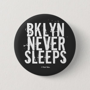 BKLYN SLAEEPS NOOIT - EEN MisterP-Button Ronde Button 5,7 Cm