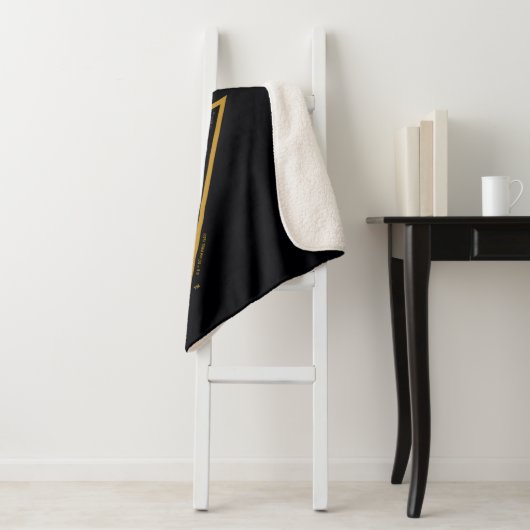 Black Adam Gray and Gold Lightning Graphic Sherpa Deken (In situ)