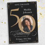 Black and Gold 50th Birthday Enregistrer la carte<br><div class="desc">Black and Gold 50th Birthday Save The Date Card. Et élégamment conçu fête d'anniversaire spécial sauver la date, avec une photo personnalisée de personne d'anniversaire et de calligraphie script avec des éléments florissants vintages. Assez simple pour s'adapter à une variété de thèmes et de couleurs ! Besoin d'aide ? Contactez-moi...</div>