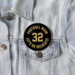 Black and Gold Football Maman Jersey Numéro<br><div class="desc">Saluez votre équipe sportive préférée, votre footballeur ou montrez votre fierté scolaire avec un bouton d'esprit personnalisé! Ajoutez votre nom d'école ou personnalisez-le avec le nom d'un joueur et son numéro de maillot. Parfait pour le football, le basket, le baseball et les jeux de football ! Créez des broches personnalisées...</div>