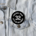 Black and Grey Football Maman Jersey Numéro<br><div class="desc">Saluez votre équipe sportive préférée, votre footballeur ou montrez votre fierté scolaire avec un bouton d'esprit personnalisé! Ajoutez votre nom d'école ou personnalisez-le avec le nom d'un joueur et son numéro de maillot. Parfait pour le football, le basket, le baseball et les jeux de football ! Créez des broches personnalisées...</div>