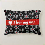 Black and Red I Love My Nerd Science Atom Coussin<br><div class="desc">Coussin d'accent noir orné de l'image de l'atome. Bannière qui dit J'AIME MON NERD! Un cadeau cool pour l'amoureux de la science dans votre vie!</div>